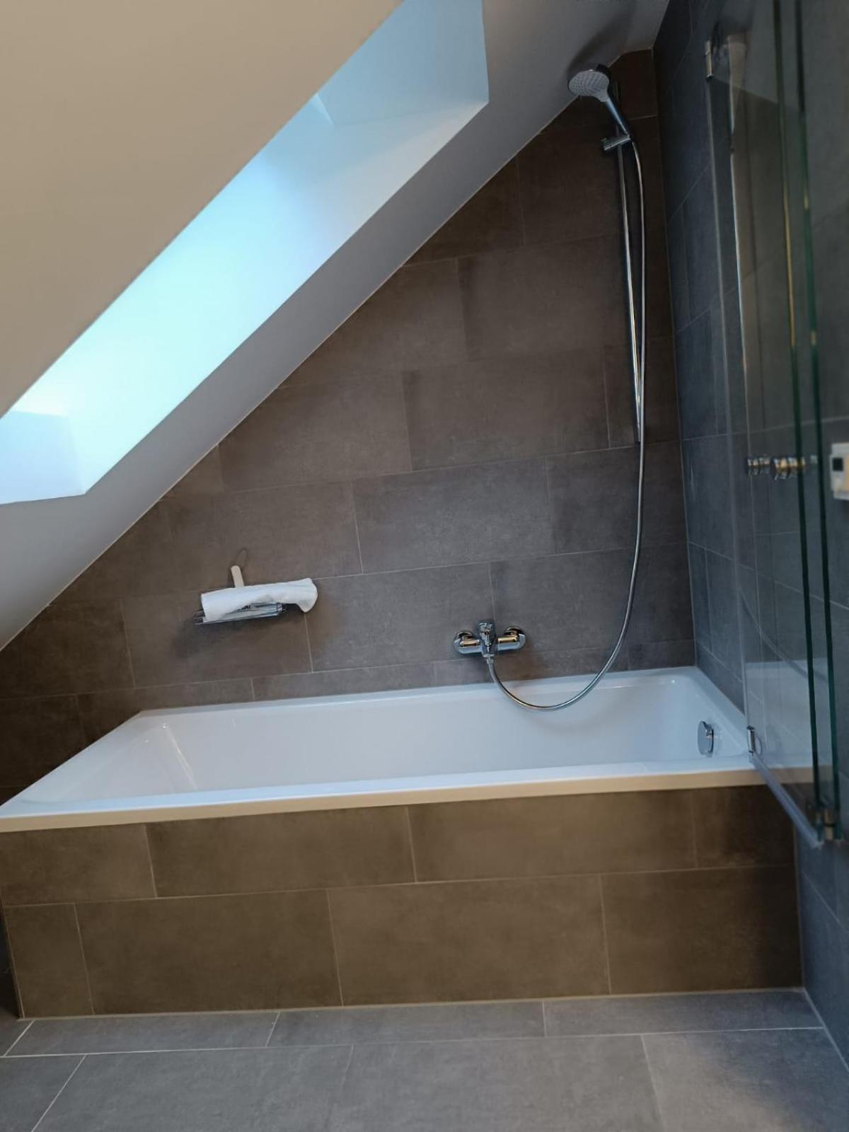 Moderne Ferienwohnung Fuer Familien Im Dachgeschoss Bosau エクステリア 写真