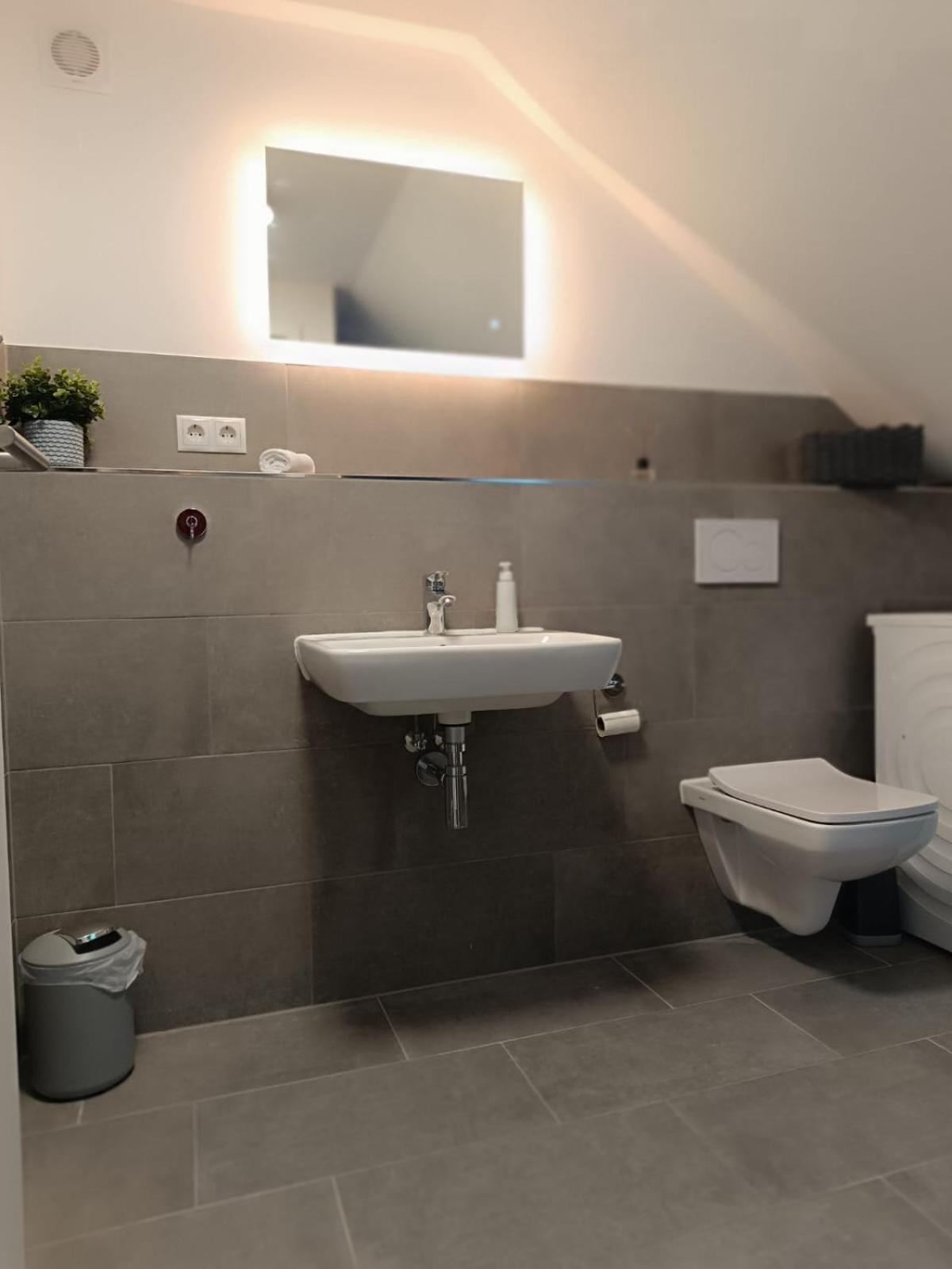 Moderne Ferienwohnung Fuer Familien Im Dachgeschoss Bosau エクステリア 写真