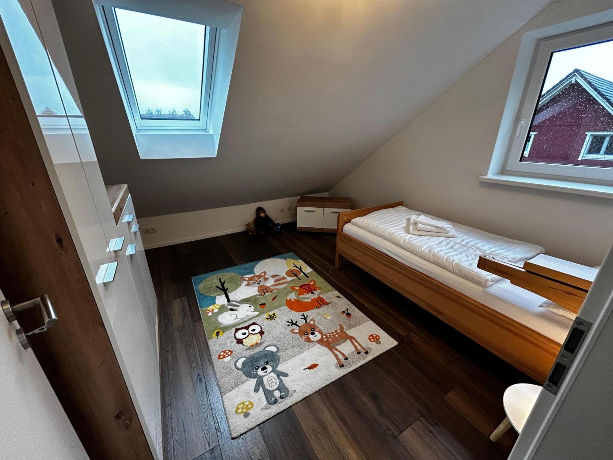 Moderne Ferienwohnung Fuer Familien Im Dachgeschoss Bosau エクステリア 写真